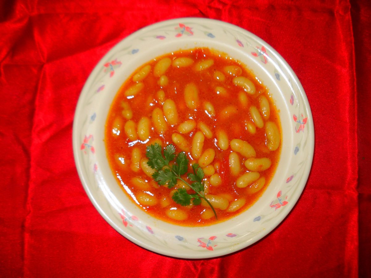 Tabakta salçalı kuru fasulye