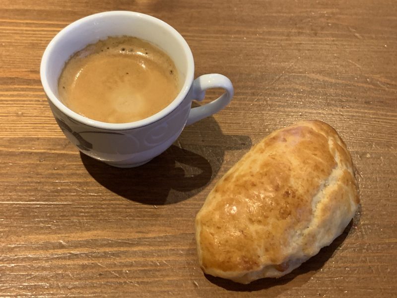 Fincan kahve yanında bir peynirli poğaça