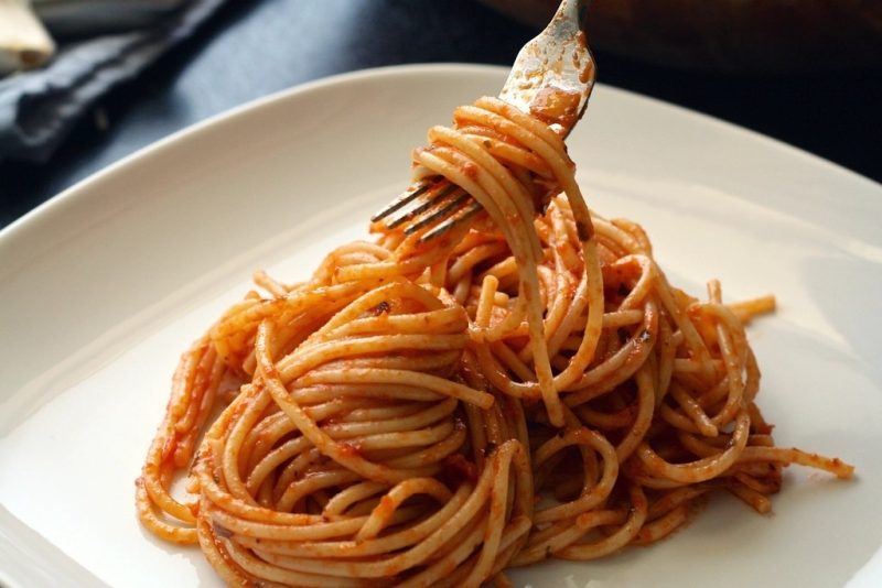 Çatala sarılmış domates soslu spagetti