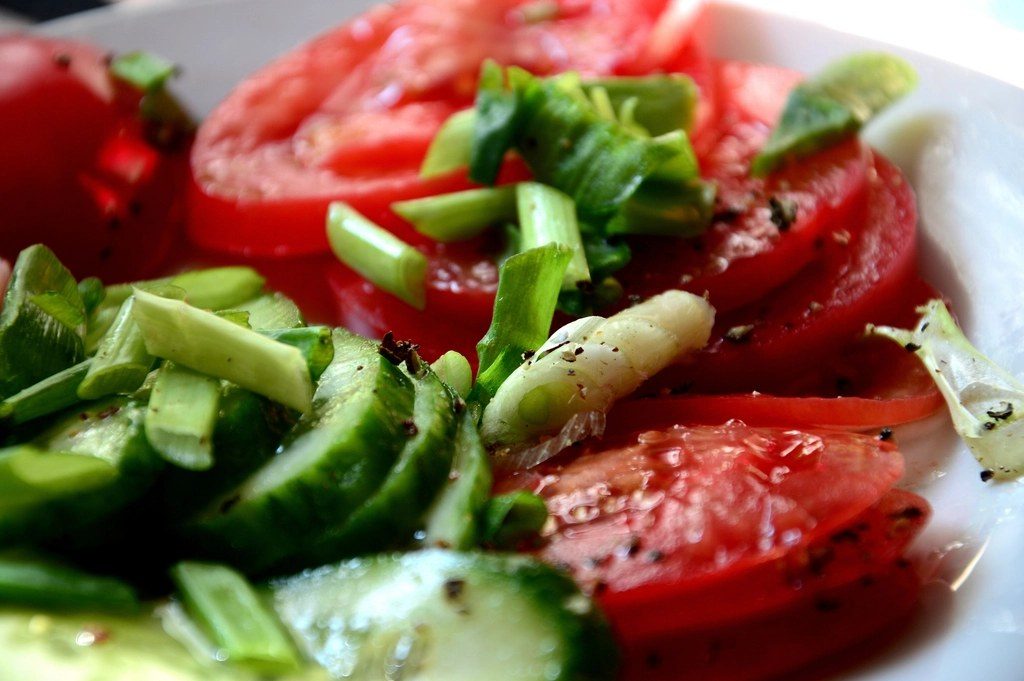 Domates, salatalık ve yeşil soğanlı salata