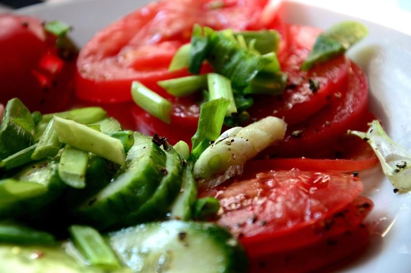 Domates, salatalık ve yeşil soğanlı salata