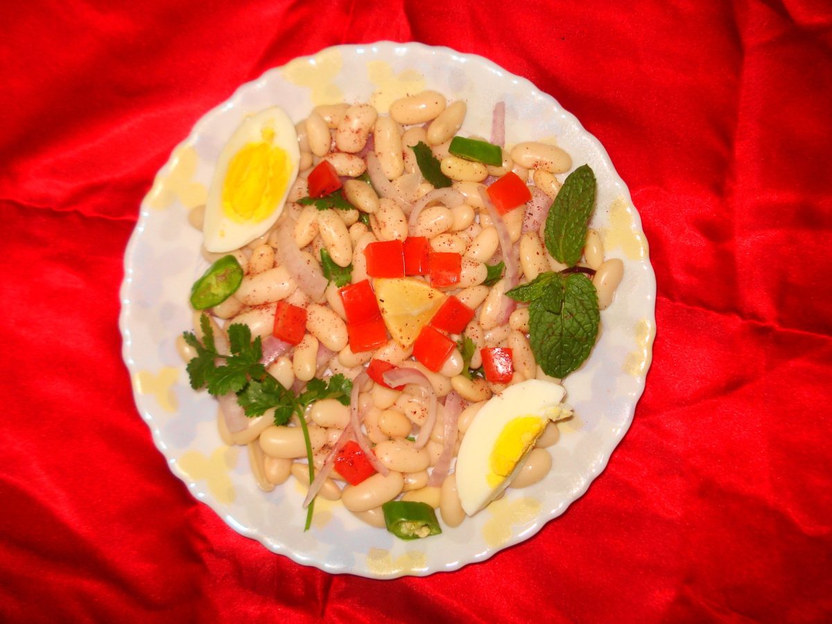 Tabakta yumurtalı ve biberli fasulye piyazı