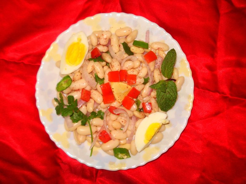 Tabakta yumurtalı ve biberli fasulye piyazı