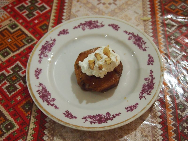 Tabakta kaymaklı ve cevizli ayva tatlısı
