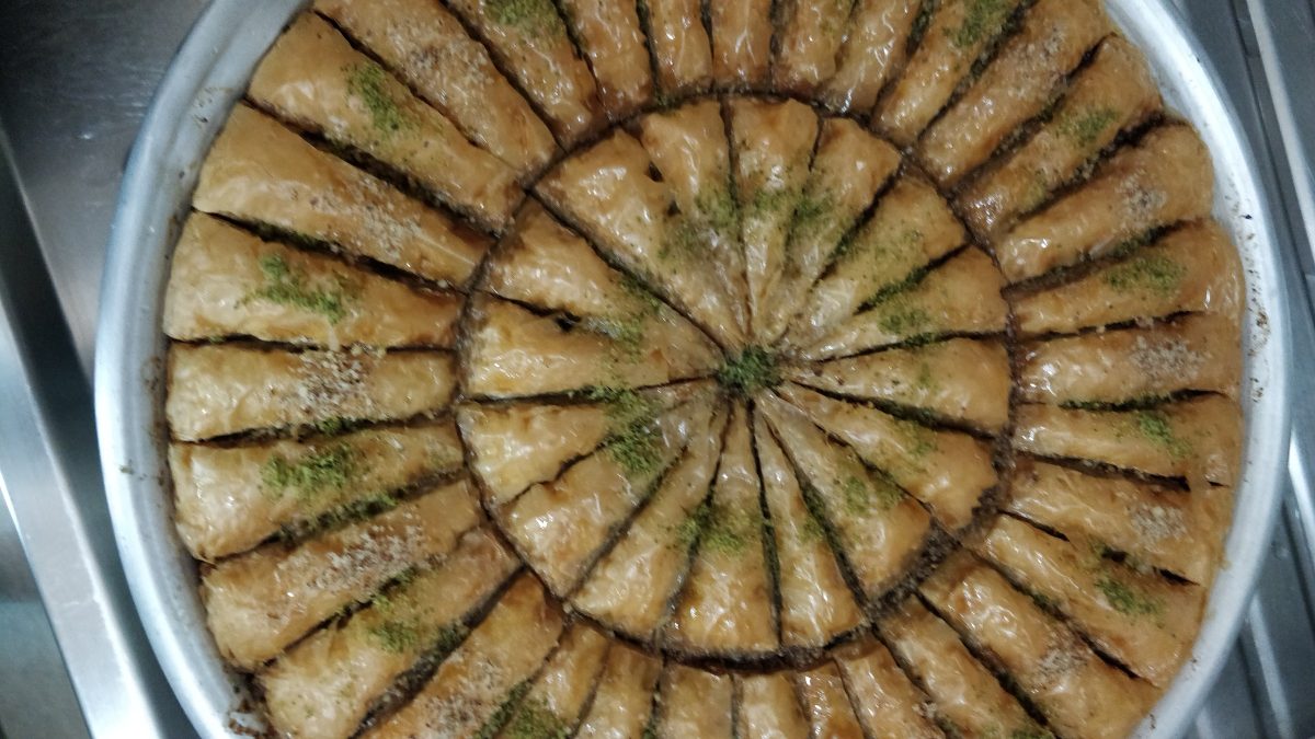 Tepside dilimlenmiş fıstıklı baklava
