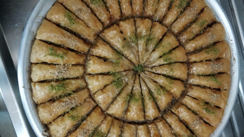 Tepside dilimlenmiş fıstıklı baklava