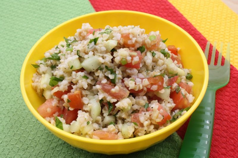 Kâsede domatesli ve salatalıklı bulgur salatası
