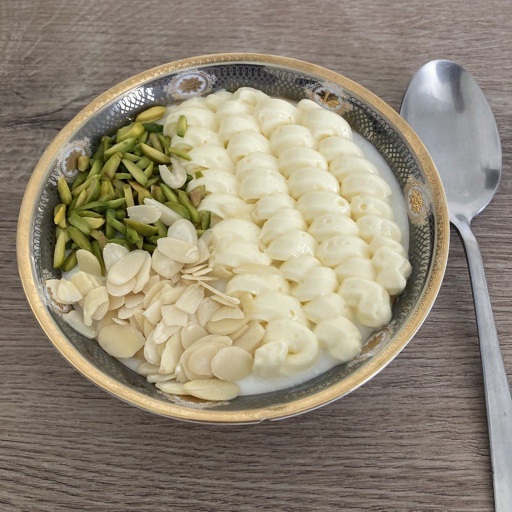 Üzeri antep fıstığı ve bademle süslenmiş muhallebi
