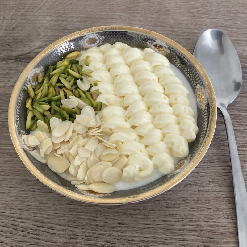 Üzeri antep fıstığı ve bademle süslenmiş muhallebi