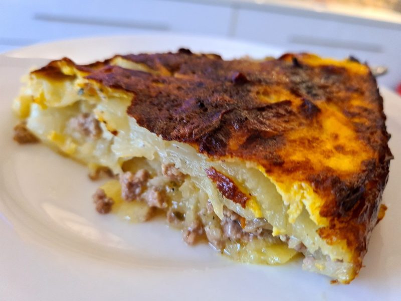 Bir dilim fırında patates musakka