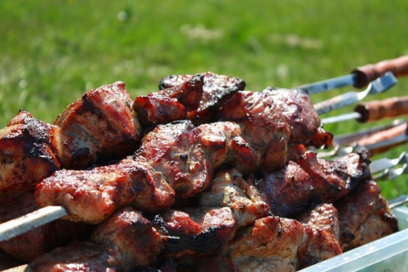 Izgarada pişen şiş kebaplar