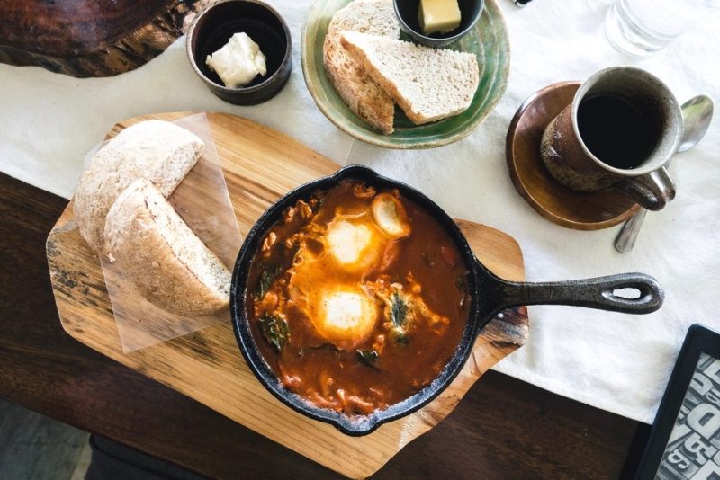 Döküm tavada domatesli yumurta, yanında ekmek