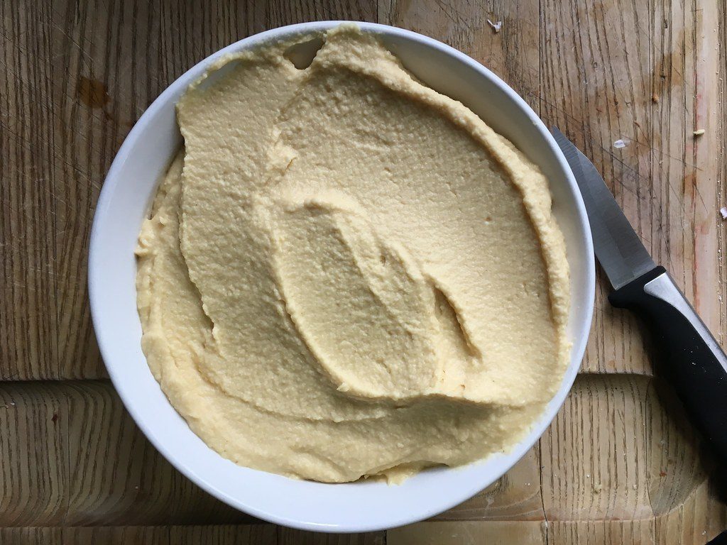 Kâsede pürüzsüz ev yapımı humus