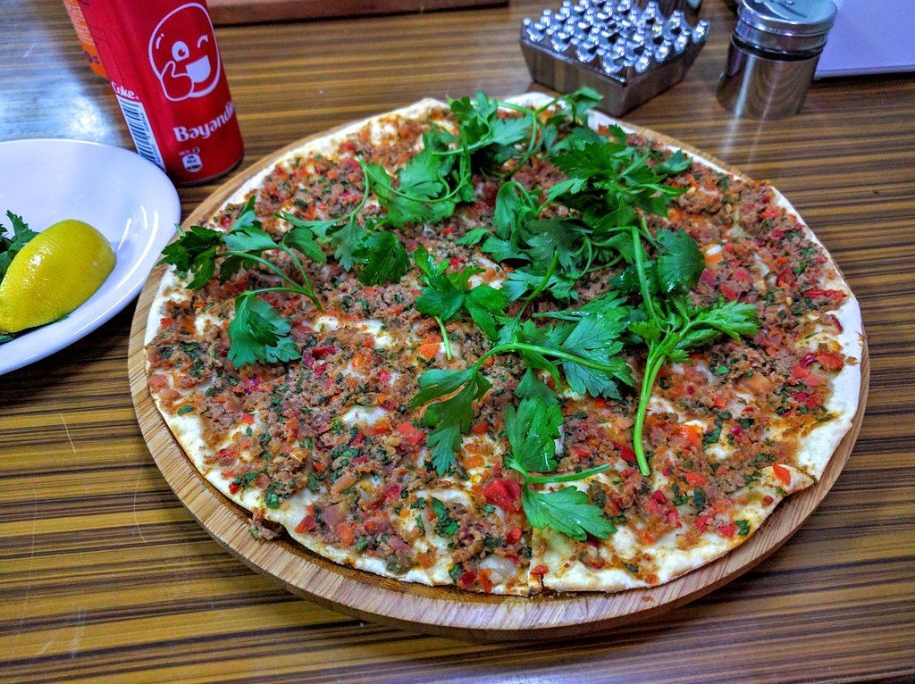 Maydanozlu ve limonlu lahmacun