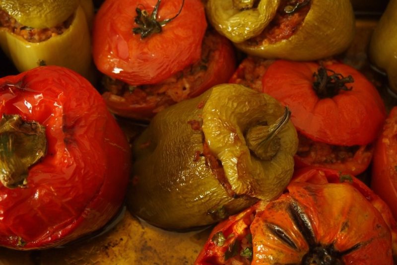Tencerede pişmiş biber ve domates dolmaları