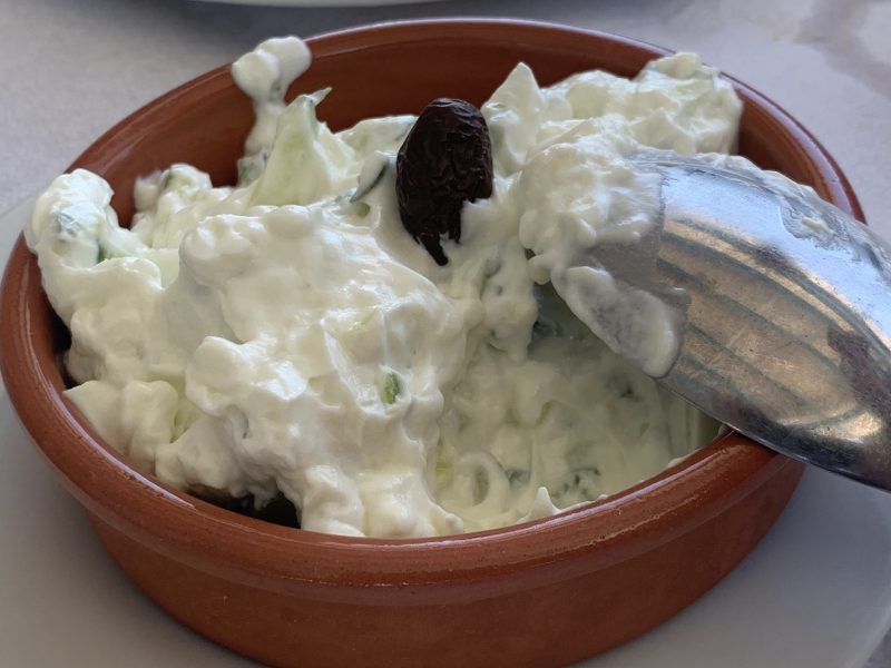 Toprak kâsede koyu kıvamlı cacık